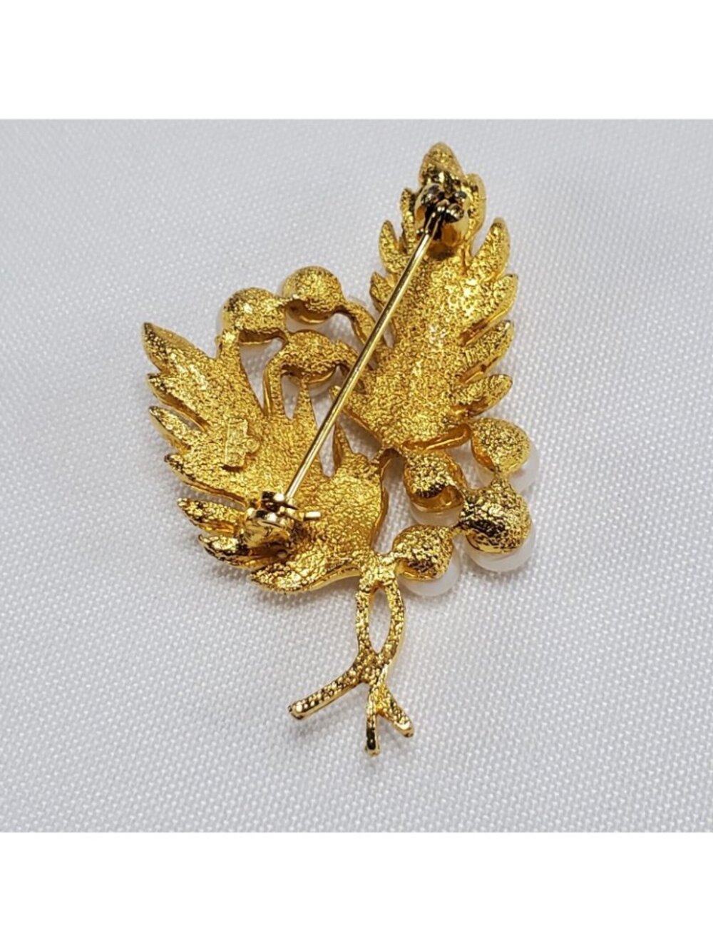 Vintage Dubarry Fifth Ave Brooch Gold Tone Pin Faux Pearl Leaf Signed DBA - Picture 4 of 7